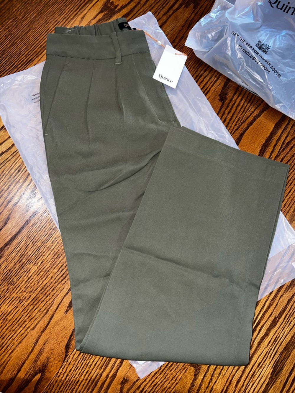 NWT 💚 QUINCE Olive Stretch Crepe Pleated Wide Leg Pants; Size 6, 30L - Picture 15 of 16